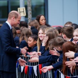 Prințul William stă de vorbă cu mai mulți elevi
