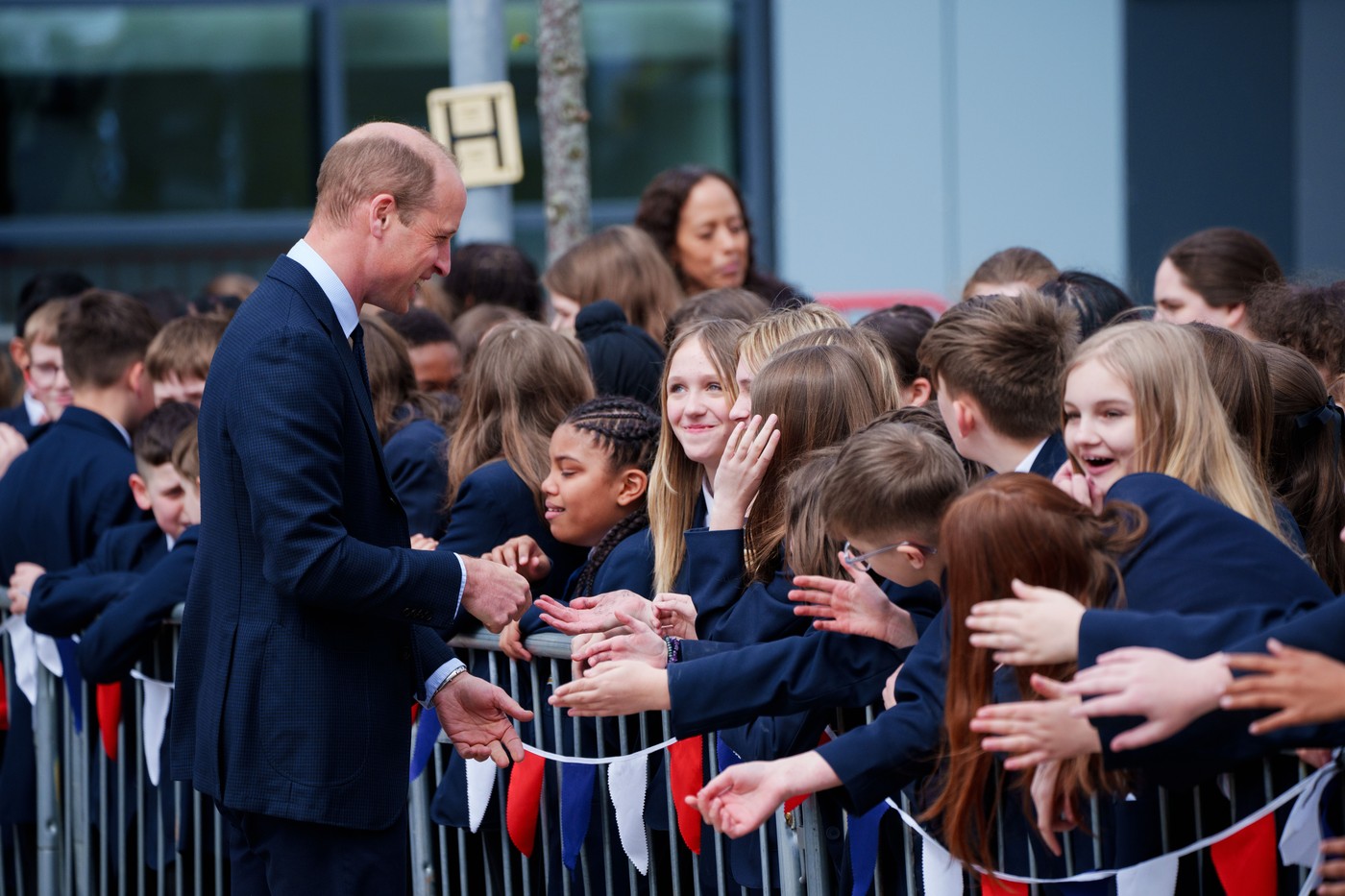 Prințul William stă de vorbă cu mai mulți elevi
