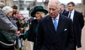 Regele Charles în timp ce vorbește cu admiratorii regali după slujba de Paște