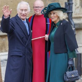 Regele Charles și Regina Camilla în timp ce participă la slujba de Paște de la Capala St. George