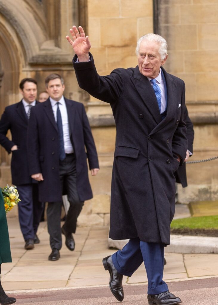 Regele Charles în timp ce face cu mâna publicului după slujba de Paște