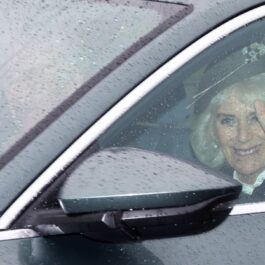 Regina Camilla, în mașină, alături de Regele Charles, în timp ce face cu mâna fanilor