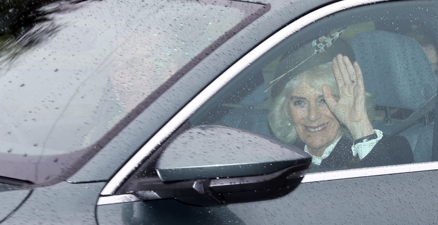 Regina Camilla, în mașină, alături de Regele Charles, în timp ce face cu mâna fanilor