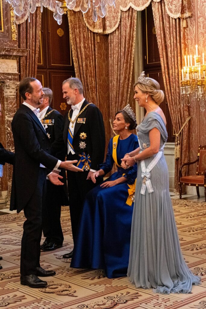 Regele Willem-Alexander, Regina Maxima, Regina Letizia și Regele Felipe în timp ce dau mâna cu un oficial de stat