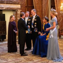 Regele Willem-Alexander, Regina Maxima, Regina Letizia și Regele Felipe în timp ce au grijă să întâmpine oaspeții de la banchetul de stat