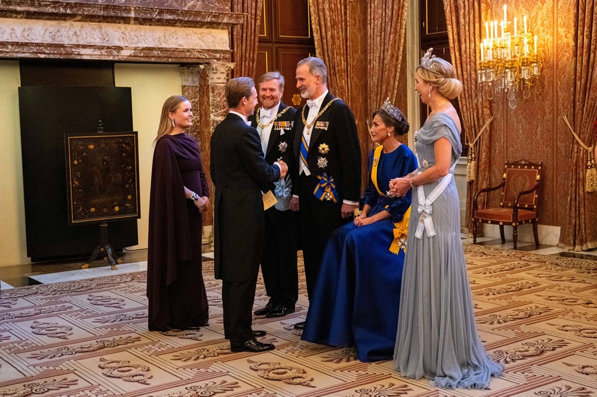 Regele Willem-Alexander, Regina Maxima, Regina Letizia și Regele Felipe în timp ce au grijă să întâmpine oaspeții de la banchetul de stat