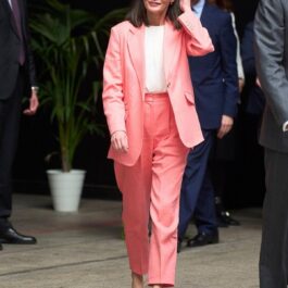 Regina Letizia într-un costum roz în drum spre spital