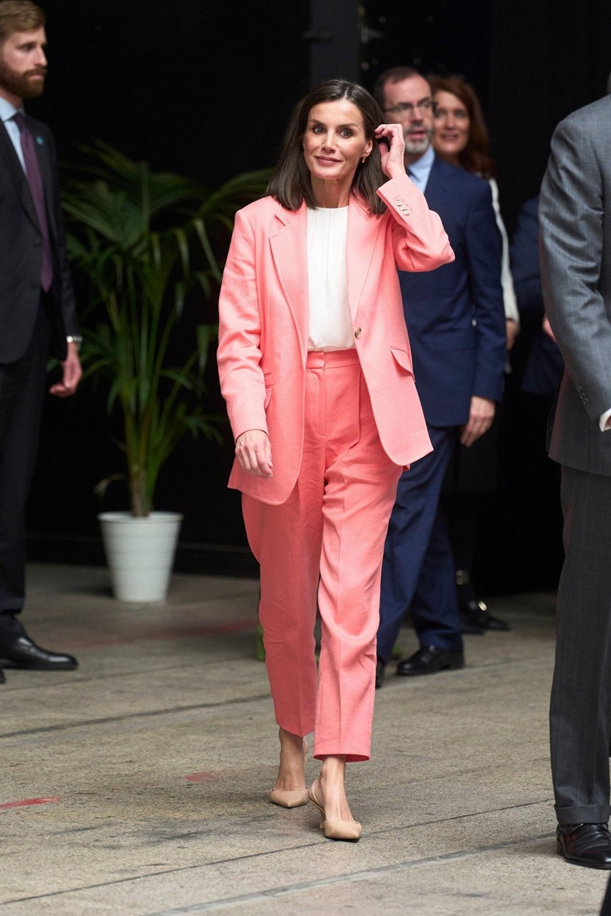 Regina Letizia într-un costum roz în drum spre spital