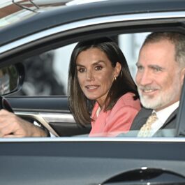Regele Felipe la volanul unei mașini alături de Regina Letizia după ce au mers în vizită la spital