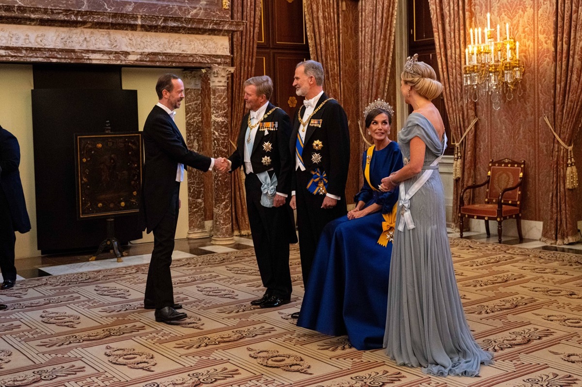 Regele Willem-Alexander, Regina Maxima, Regina Letizia și Regele Felipe în timp ce întâmpină oaspeții la banchetul de stat
