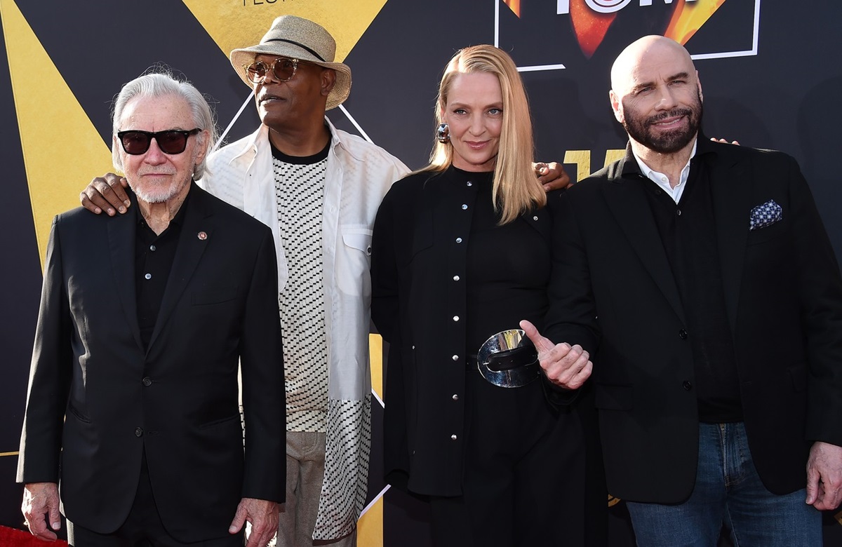 Harvey Keitel, Samuel L. Jackson, Uma Thurman și John Travolta în timp ce pozează împreună pe covorul roșu la 30 de ani de la lansarea filmului Pulp Fiction