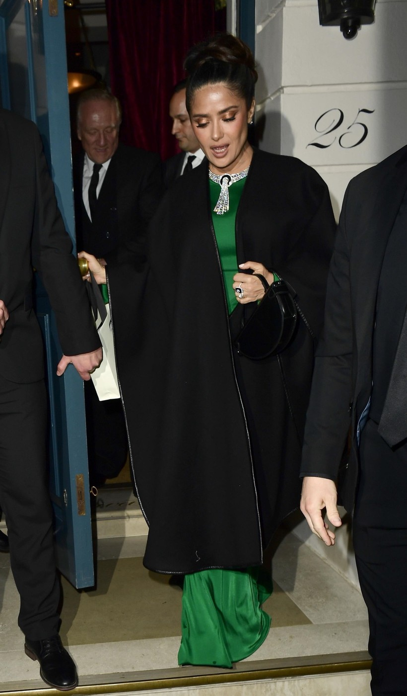 Salma Hayek, într-o rochie verde lungă
