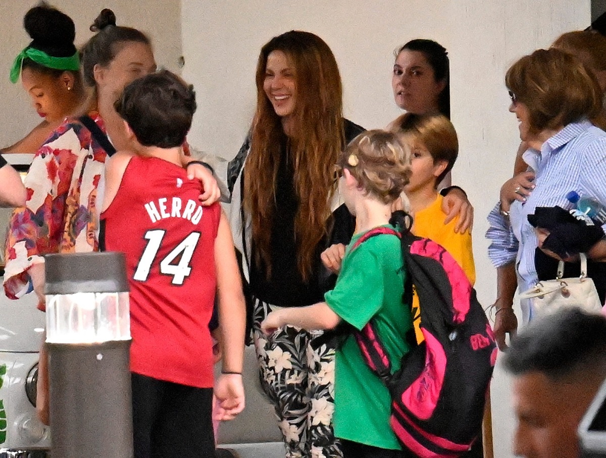 Sasha și Milan alături de mama lor, Shakira, în timp ce pleacă împreună de la un meci de baschet