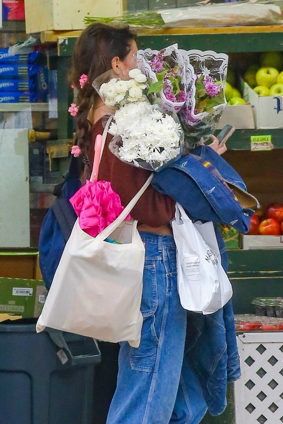 Suri Cruise în timp ce își cumpără mai multe buchete de flori singură de ziua ei