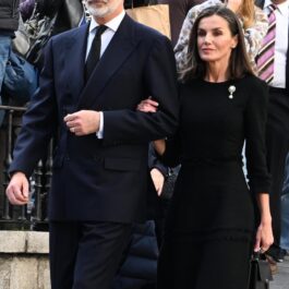 Regina Letizia și Regele Felipe, îmbrăcați în negru
