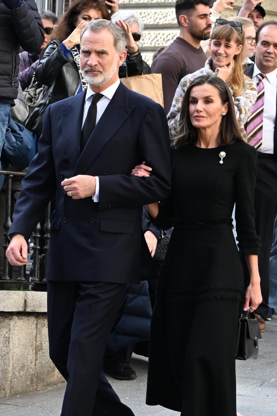 Regina Letizia și Regele Felipe, îmbrăcați în negru