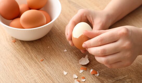 Ce să faci cu ouăle fierte ca să se curețe foarte ușor. Trucuri utile pentru orice gospodină