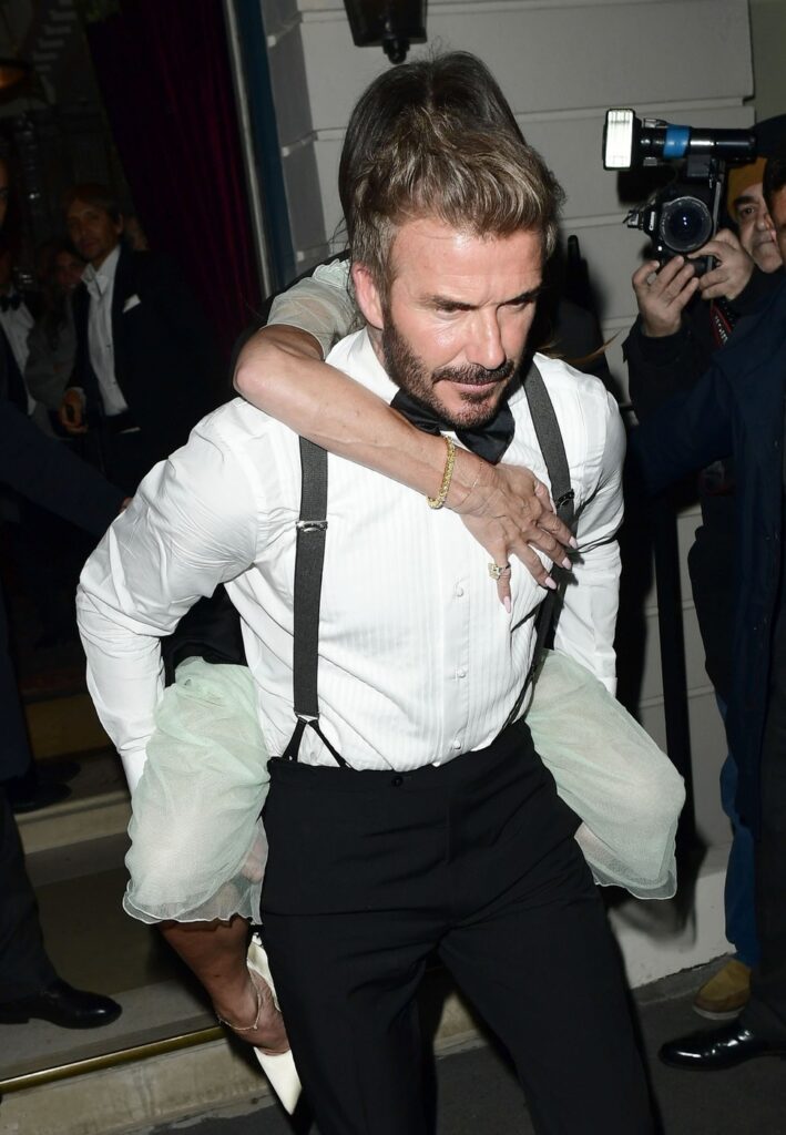 David Beckham îmbrăcat elegant la plecarea de la petrecerea soției sale