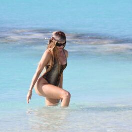 Khloe Kardashian, într-un costum de baie întreg, la plajă