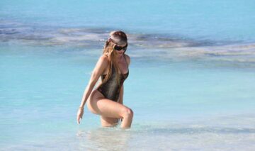 Khloe Kardashian, într-un costum de baie întreg, la plajă