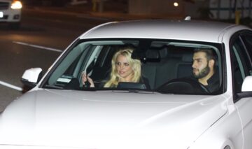 Britney Spears și Sam Asghari în timp ce se află la întâlnire într-o mașină