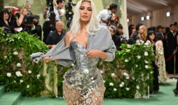 Kim Kardashian pe covorul ro;u de la Met Gala 2024
