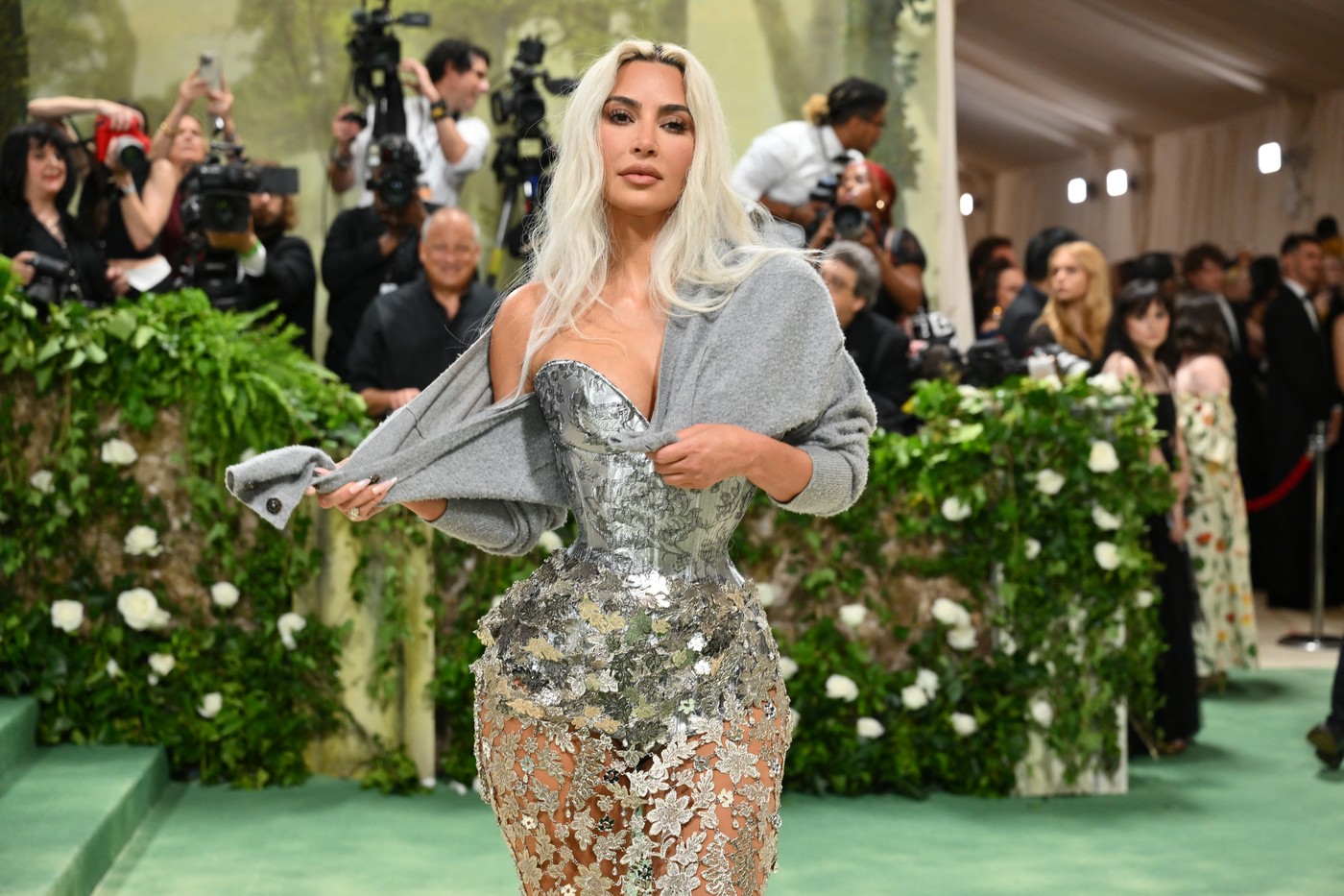 Kim Kardashian pe covorul ro;u de la Met Gala 2024