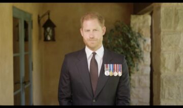 Prințul Harry, în costum negru, cu decorațiuni militare
