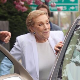 Julie Andrews într-un sacou alb în timp ce intră într-o mașină