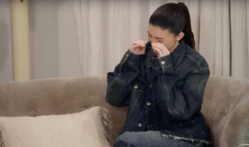 Kylie Jenner plânge pe o canapea