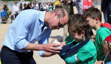 Prințul William a semnat ghipsul unui copil în timpul unei vizite pe plajă. Cum s-a comportat fiul Regelui Charles în public
