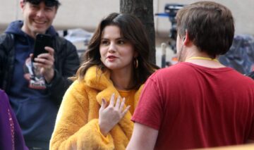 Selena Gomez, într-o blană galbenă, la filmări