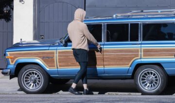 Chris Pine, în haine sport, în timp ce urcă în mașină