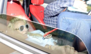 Britney Spears surprinsă în timp ce stă pe spate într-o mașină