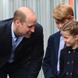 Prințul William în timp vorbește cu Prințesa Charlotte și Prințul George la Jubileul de Platină al Reginei Elisabeta