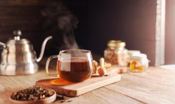 Un ceainic alături de o cană de ceai pentru a ilustra care sunt beneficiile consumului zilnic de ceai