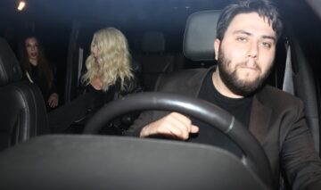 Cher în timp ce se ascunde de fotografi într-o mașină