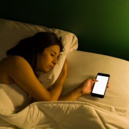 De ce nu e recomandat să dormi cu telefonul lângă pat. Ce spun specialiștii despre acest obicei