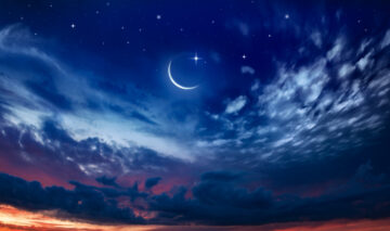 nori răzleți și luna pe cer pe un fundal întunecat