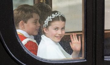 Prințesa Charlotte în timp ce face cu mâna dintr-o trăsură la încoronarea Regelui Charles