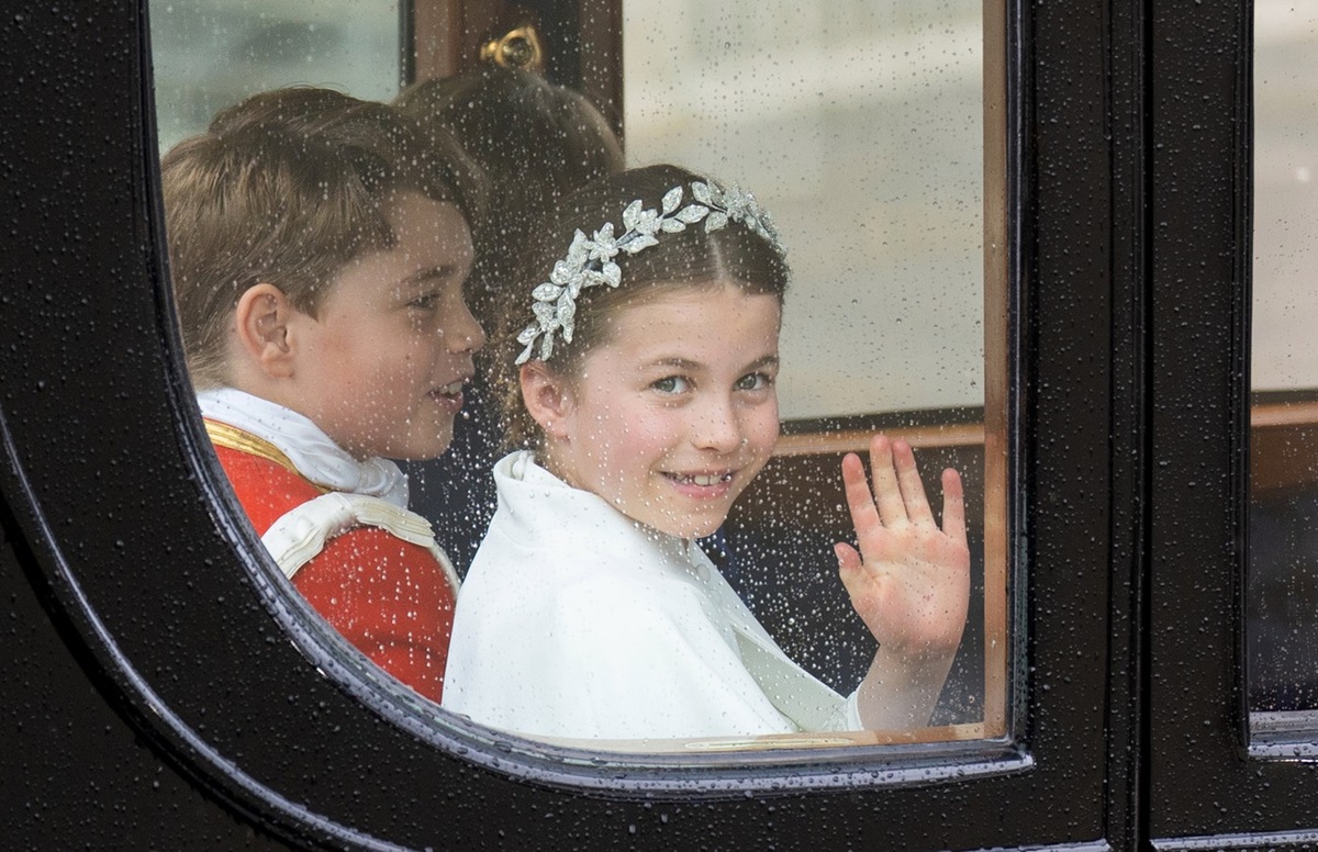 Prințesa Charlotte în timp ce face cu mâna dintr-o trăsură la încoronarea Regelui Charles