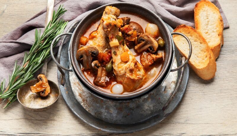 Coq au Vin: un preparat clasic al bucătăriei franțuzești