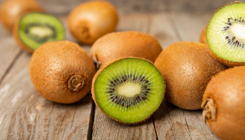 Coaja de kiwi este comestibilă și benefică pentru sănătate. Ce spun specialiștii